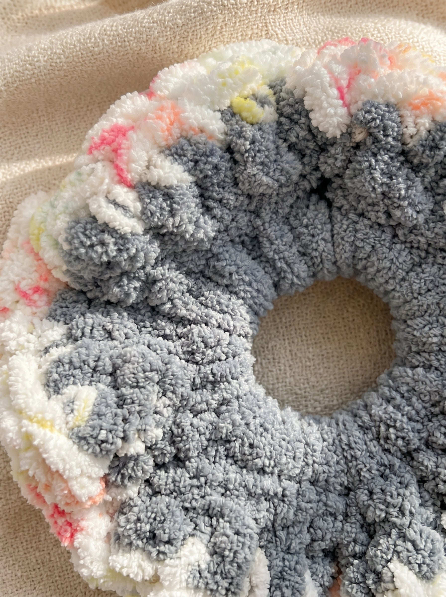 El Örgüsü Yumuşak Polar Scrunchie Toka - Kadın Emeği Destekli, Gri- Beyaz