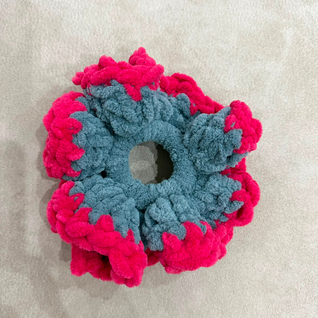 El Örgüsü Yumuşak Polar Scrunchie Toka - Kadın Emeği Destekli- Gri Pembe