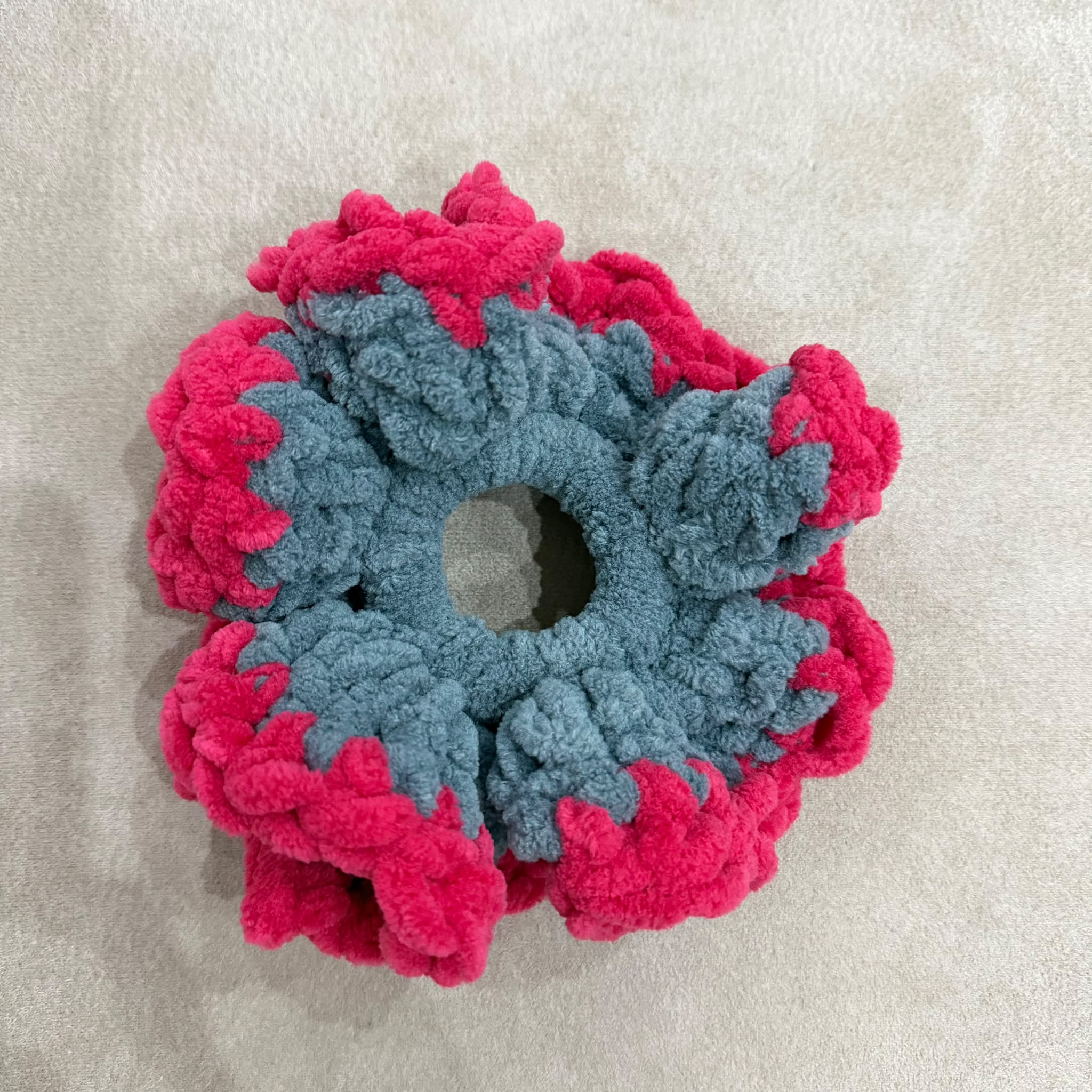 El Örgüsü Yumuşak Polar Scrunchie Toka - Kadın Emeği Destekli- Gri Pembe