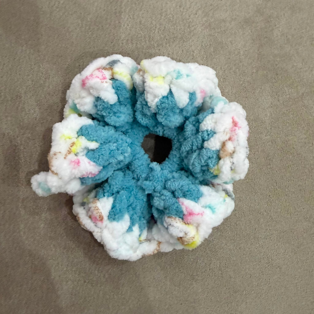 El Örgüsü Yumuşak Polar Scrunchie Toka - Kadın Emeği Destekli, Mavi-Beyaz