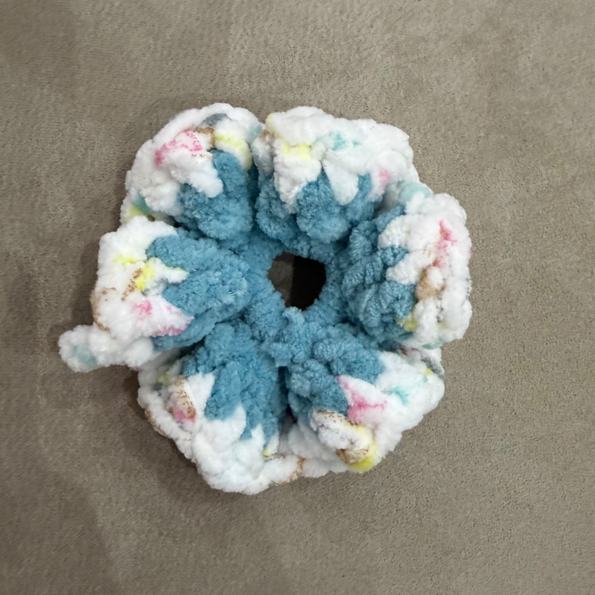 El Örgüsü Yumuşak Polar Scrunchie Toka - Kadın Emeği Destekli, Mavi-Beyaz
