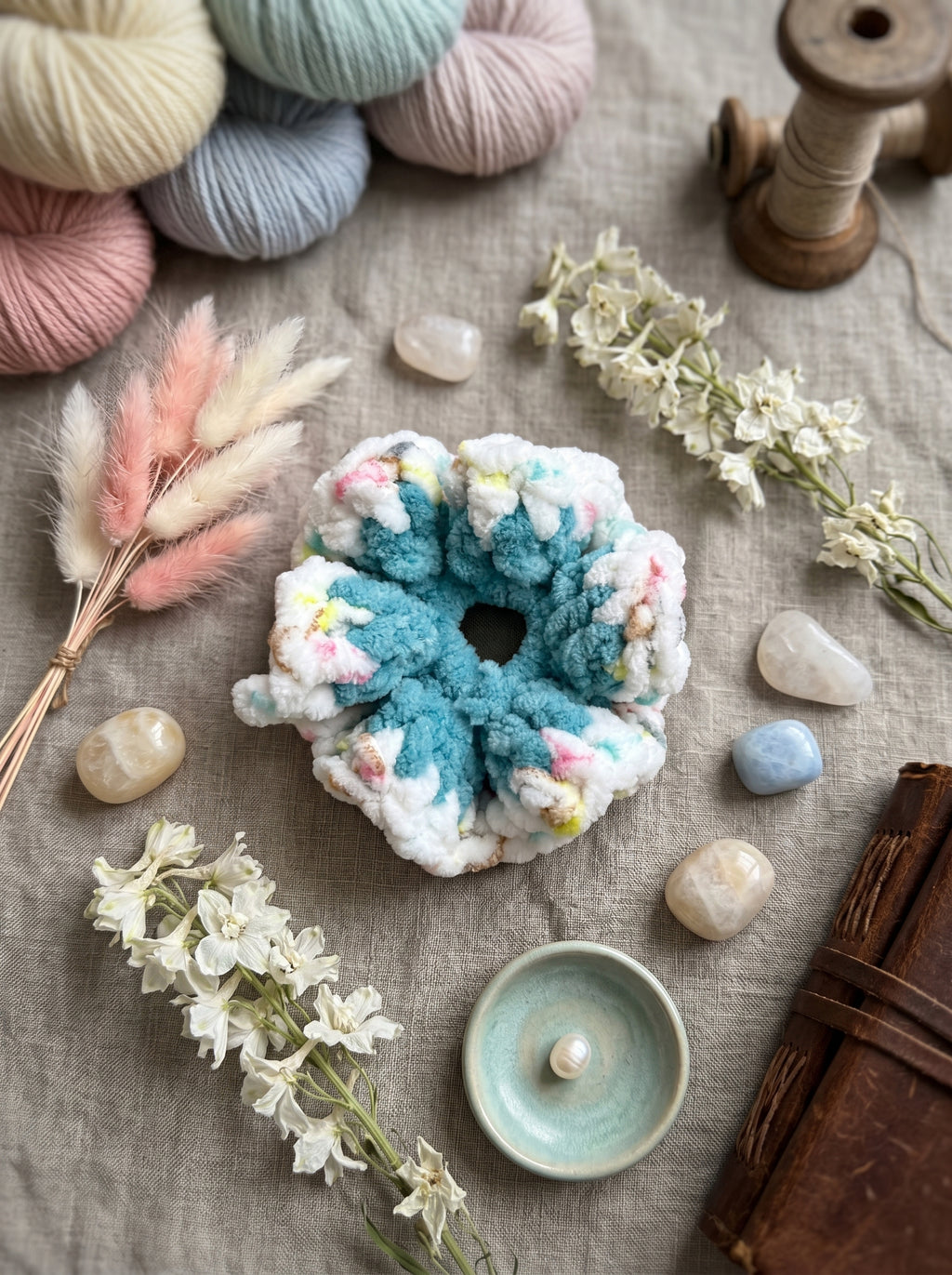 El Örgüsü Yumuşak Polar Scrunchie Toka - Kadın Emeği Destekli, Mavi-Beyaz