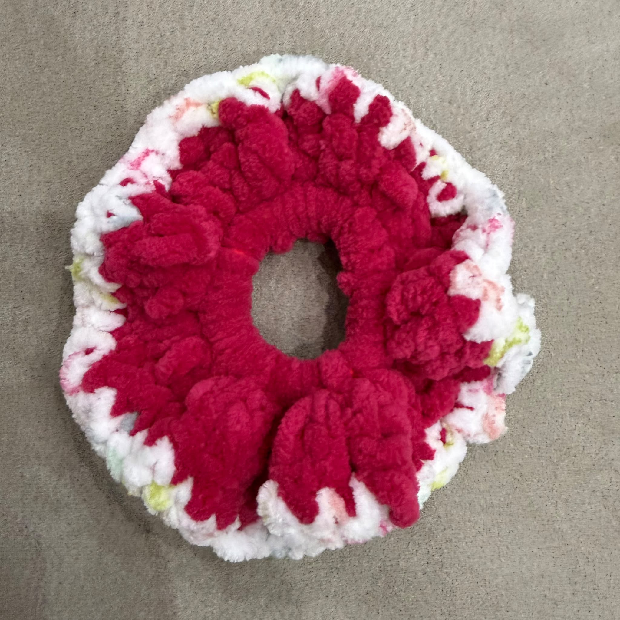 El Örgüsü Yumuşak Polar Scrunchie Toka - Kadın Emeği Destekli, Pembe-Beyaz