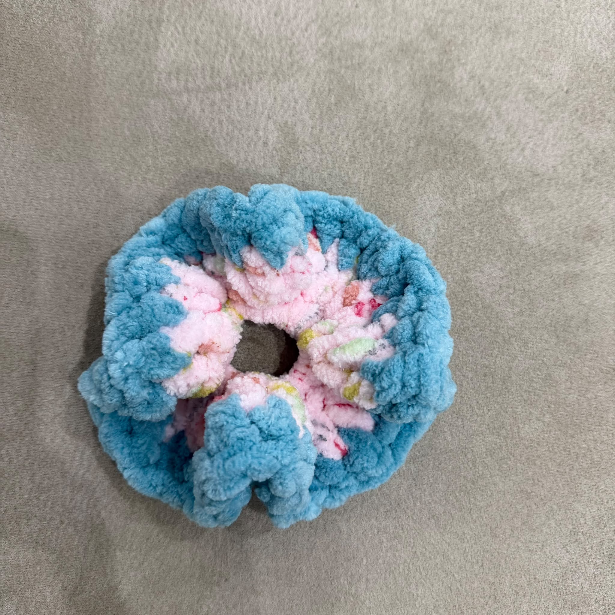 El Örgüsü Yumuşak Polar Scrunchie Toka - Kadın Emeği Destekli, Mavi-Pembe